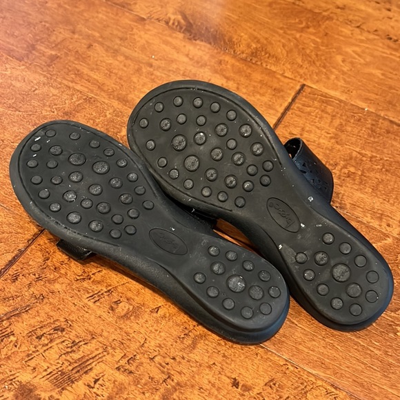 Boc Born Womens slip on sandals black approximate size 7.5 - Picture 10 of 13